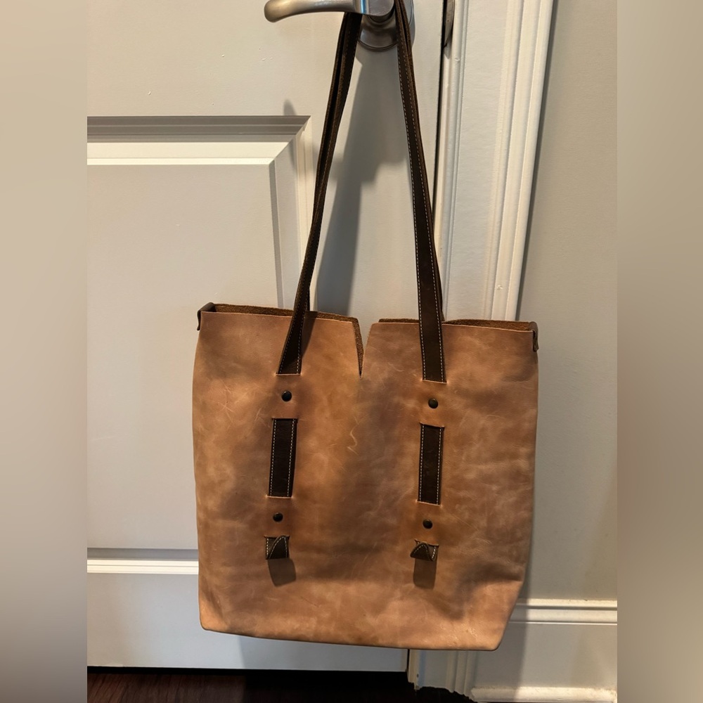 Oak River v tote brown leather with coordinating clutch wristlet set